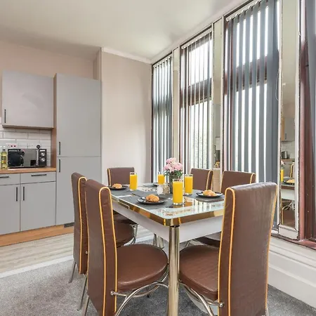 K North Park Road Apartment *